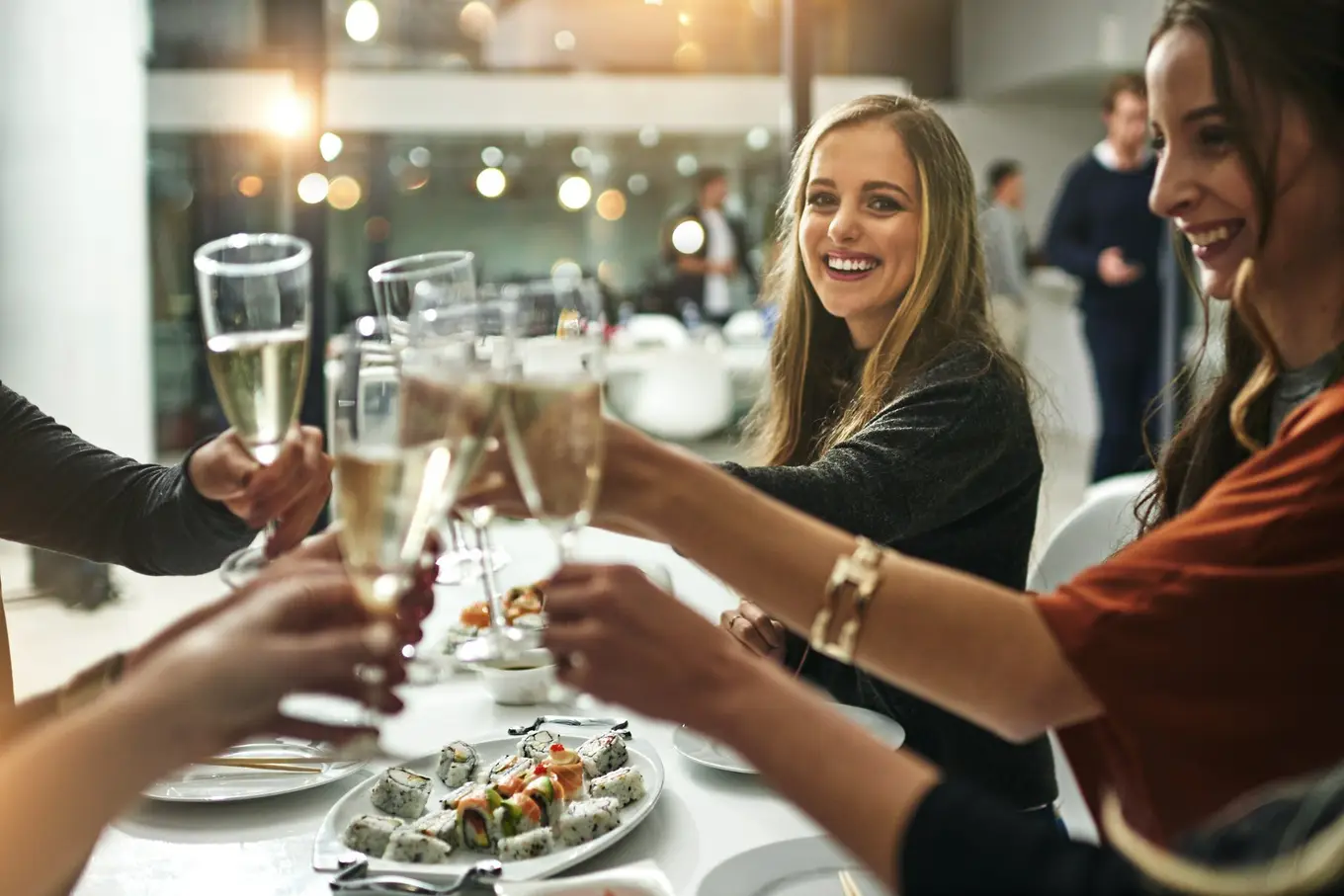 grupa znajomych wznosi toast